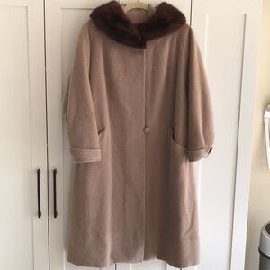 Elegant Tan Wool Coat with real  Fur Collar mink
